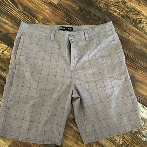 Men’s Travis Matthew hybrid golf shorts. 38W.